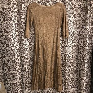 Good used condition. Dainty Jewel’s dress size small.
